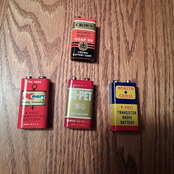 Vintage Set of 4 Unused 9 Volt Batteries - Picture 1 of 6